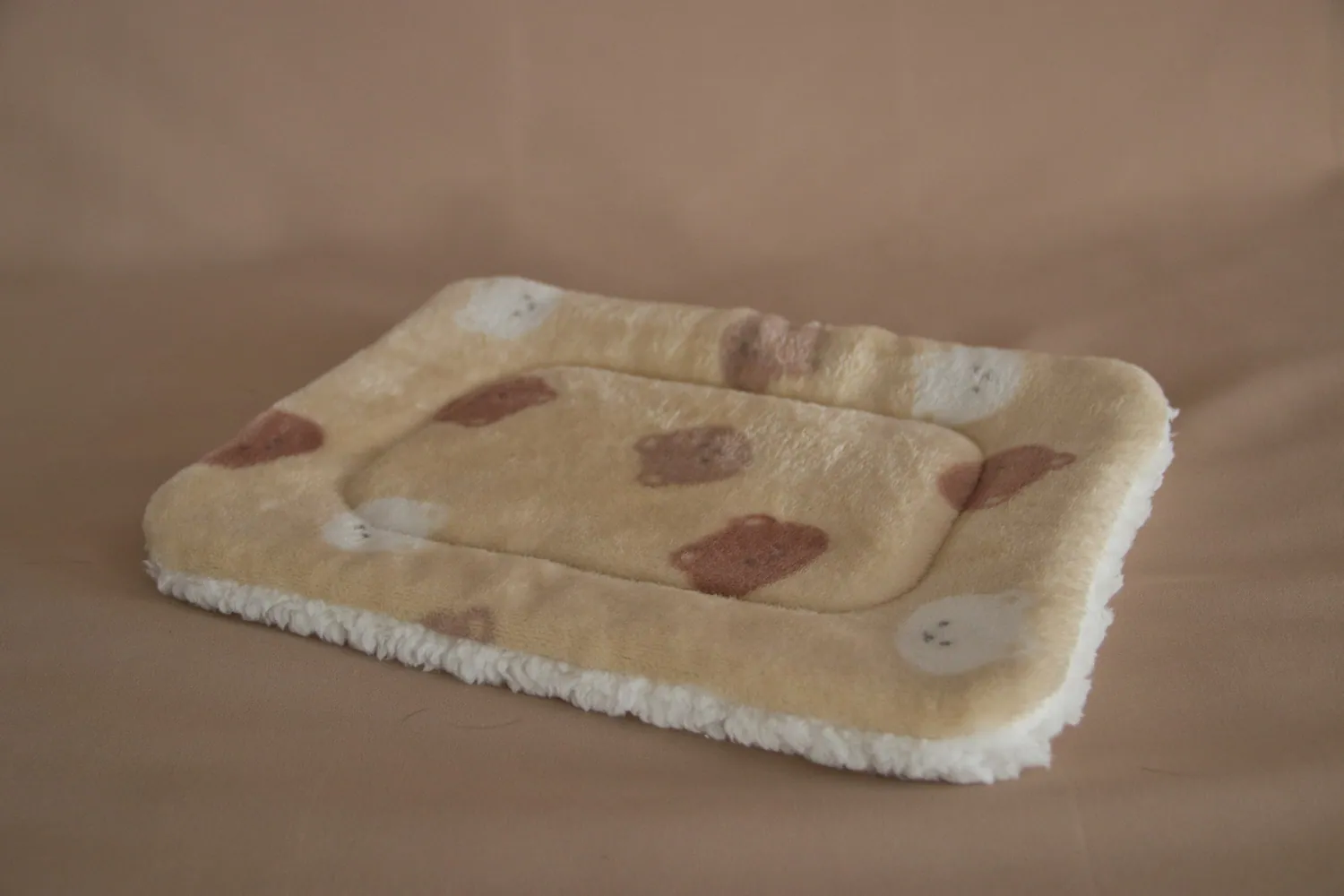 Petit tapis ours pour cochons d'inde au mans grignote & câlins